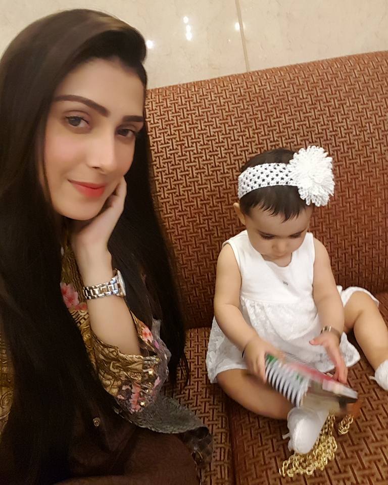 Ayeza Photo with daughter